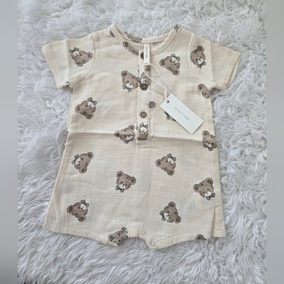 Quincy Mae Short Sleeve Woven Romper in Teddy. Size 0-3 months. New.A sweet an - Picture 1 of 5